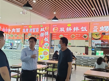 副校長(zhǎng)深入食堂檢查指導(dǎo)，護(hù)航新生就餐“第一餐”