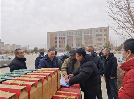感恩職工奉獻(xiàn) 節(jié)前溫暖回饋│學(xué)校開(kāi)展了退休人員春節(jié)前福利發(fā)放活動(dòng)
