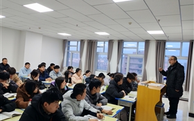 校長(zhǎng)李海軍深入聯(lián)系班級(jí)、宿舍、課堂與學(xué)生談?chuàng)?dāng)、話成長(zhǎng)